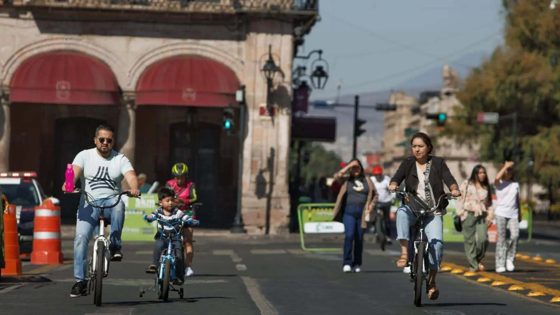 Personas en la Ciclovía Dominical en la avenida Madero